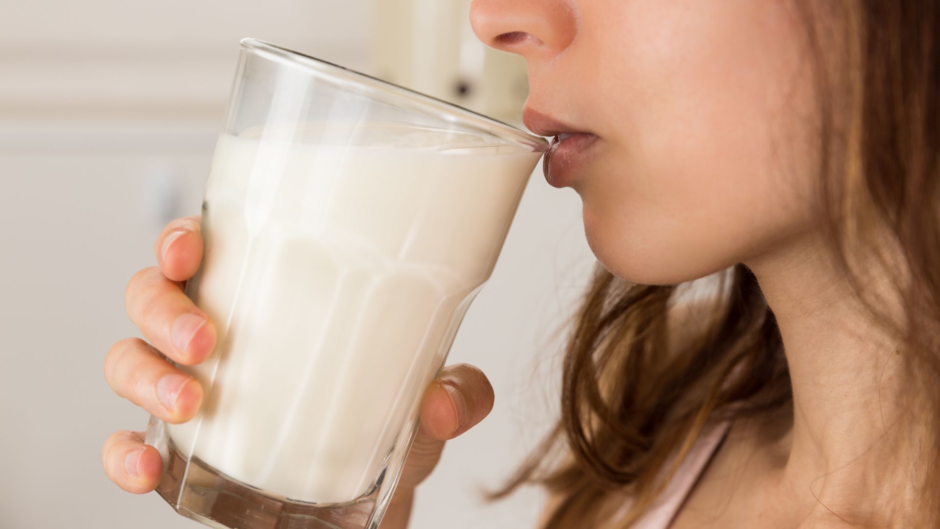 What Health Benefits Does Drinking Milk Before Bed Offer?